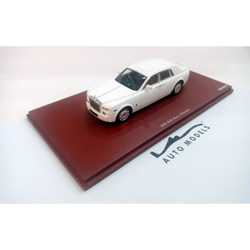 True Scale Model Rolls Royce Phantom Sedan 4-Door 2009 English White
